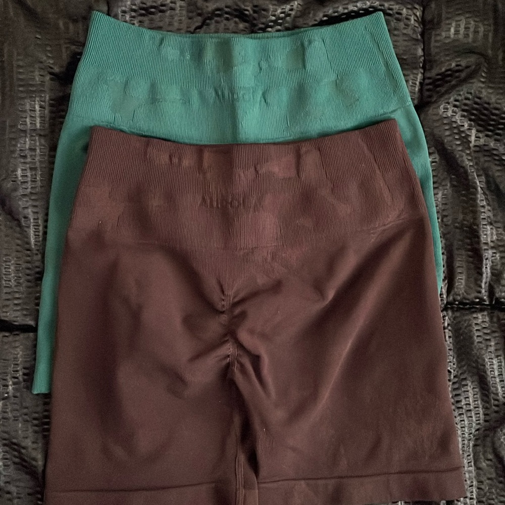 Aurola Camo shorts size Medium